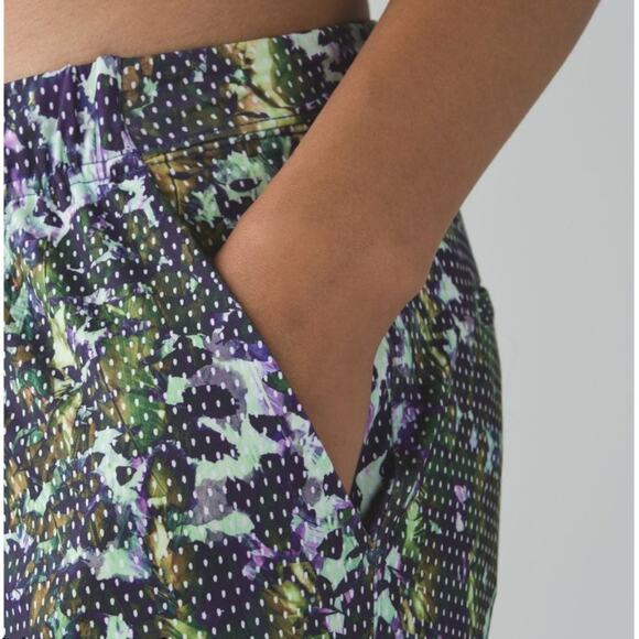 Lululemon Jet Crop Slim Joggers in Floral Sport White Multi Print - Picture 2 of 8